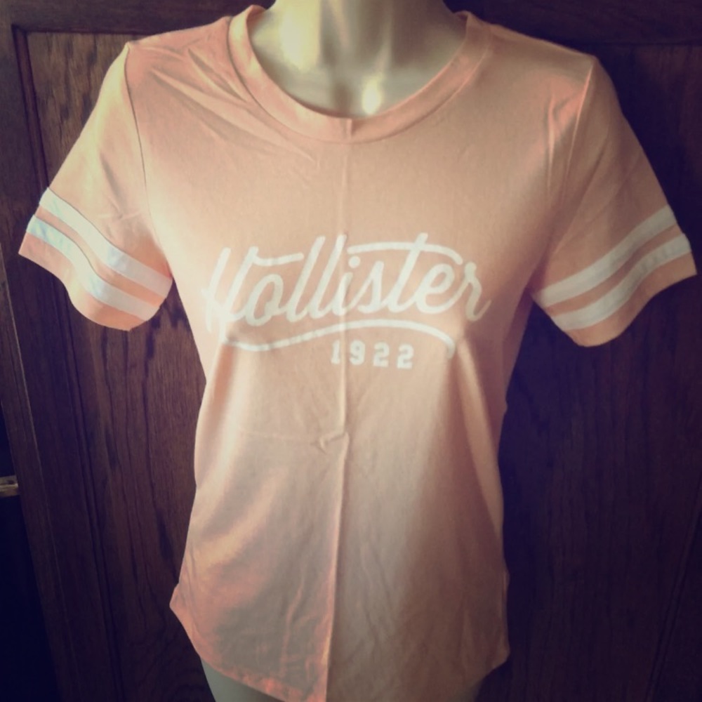 💥SOLD💥NWT Hollister Women’s Graphic Tee